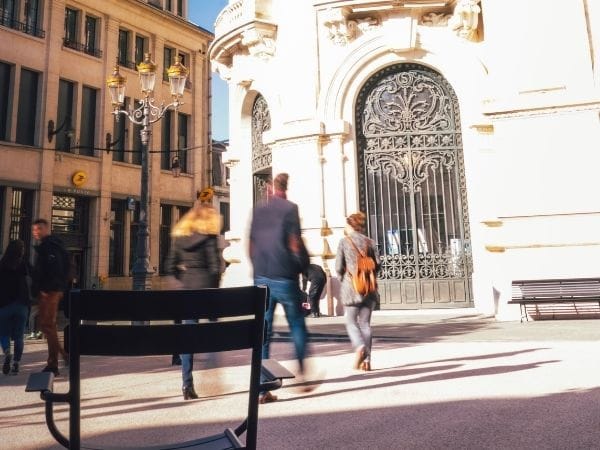 Visiteurs à l'entrée de l'Hôtel de ville