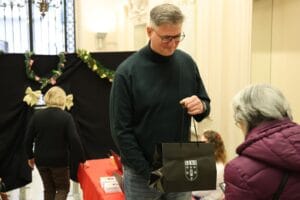 remise des colis de noel aines helene (23)