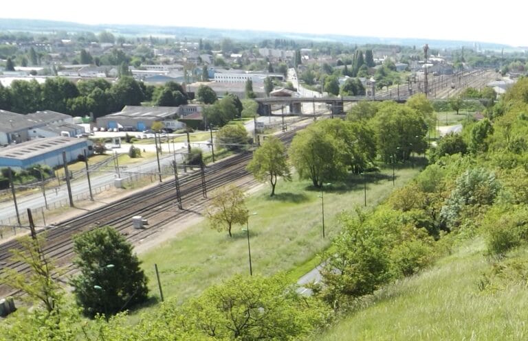 vue du haut de la colline sur la gare